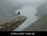 Auf der Trolltunga (300m über dem See)