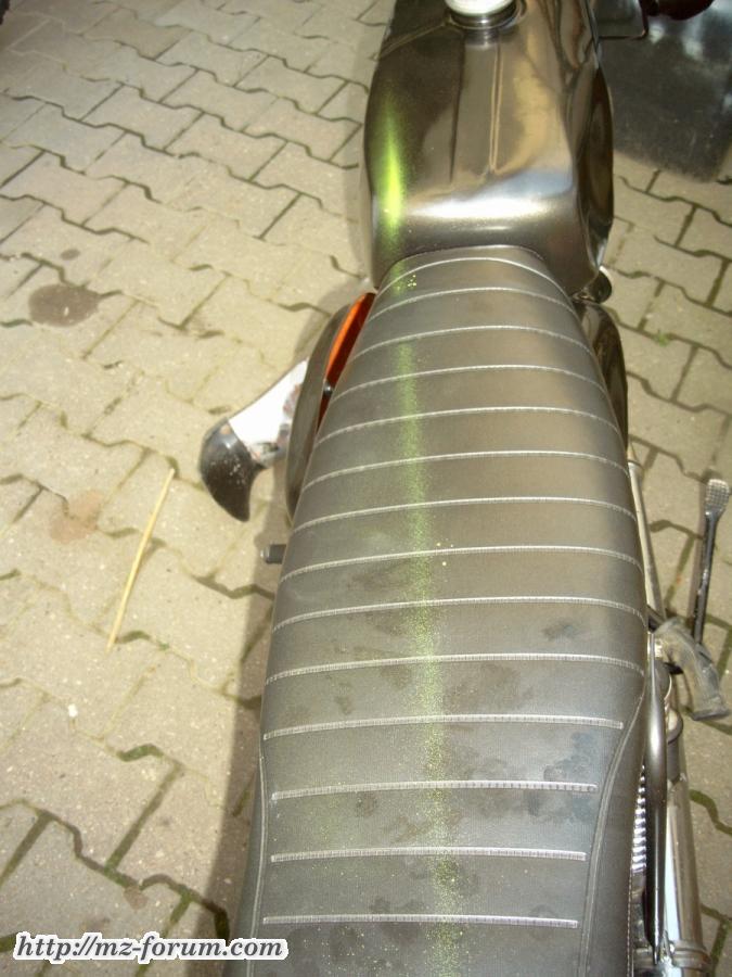 Polizei lackiert auch Sitzbänke.