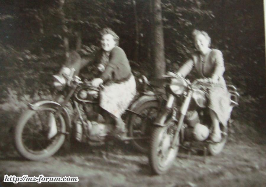 Oma auf Awo und ihre West-freundin auf der Zündap