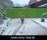 Na snegu ispred kapije iz daljine