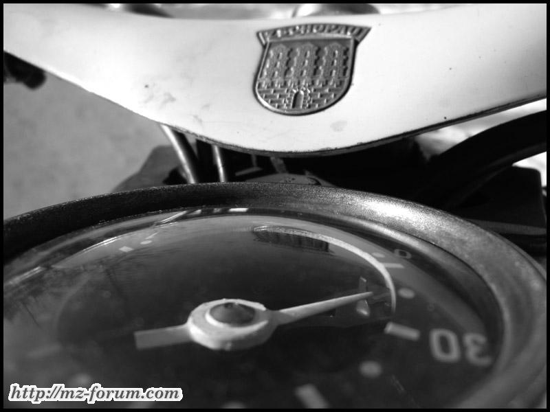Tacho und Emblem