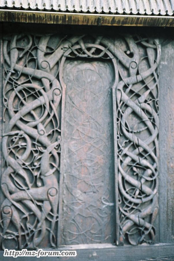 Das Nordportal der Stabkirche in Urnes (ca.1000 Jahre alt...)