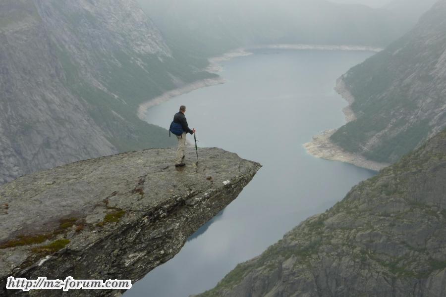 Auf der Trolltunga (300m über dem See)