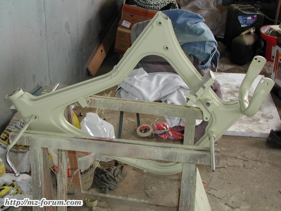 Fahrzeugrahmen - grundiert und gefüllert