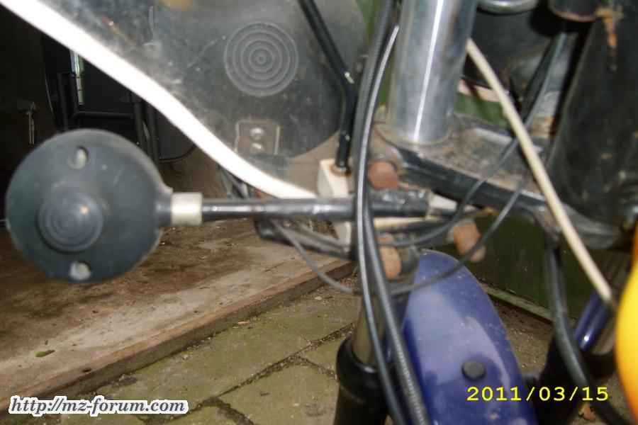 Die Hut Muttern waren wohl auch mal mit Chrom, hier die anscheinend neueren Blinkerschalen