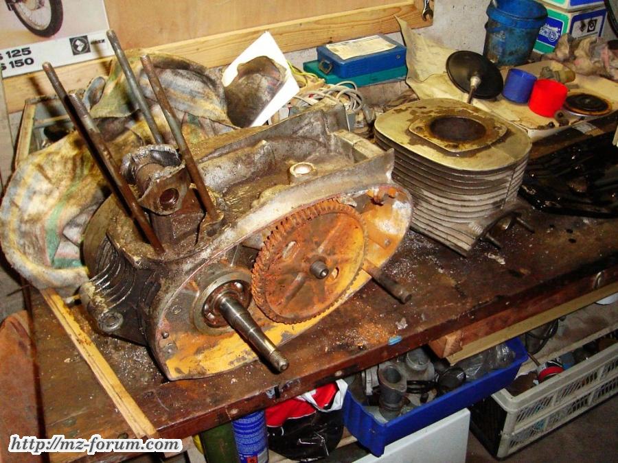 Motor einer ES 300 - da hat jahrelang Wasser im Zylinder gestanden. Der Kolben konnte nur zertruemmert werden...
