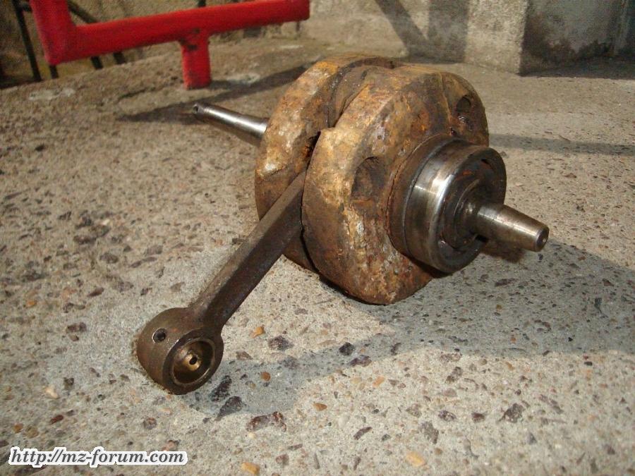 Kurbelwelle ES 300 - die war jahrelang in dem von Wasser gefluteten Motor drinne...