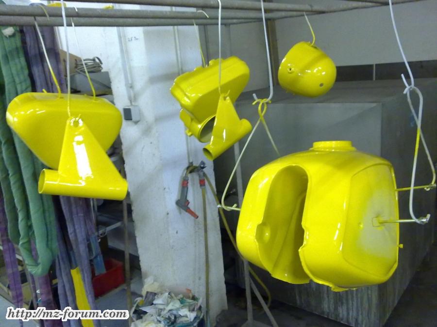 Tank usw. neu Lackiert (hoffe die Farbe trifft das Gelb von Früher)