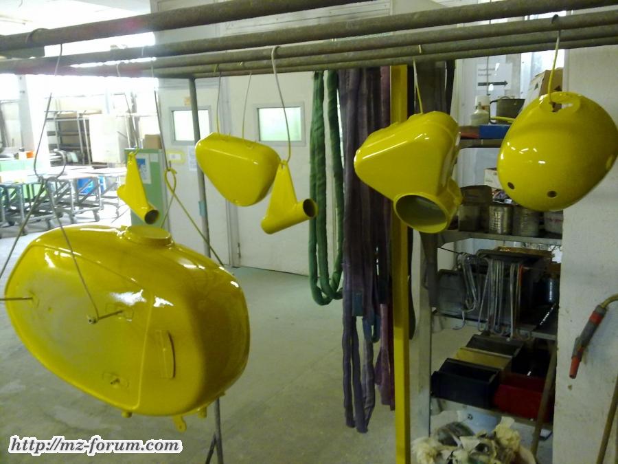 Tank usw. neu Lackiert (hoffe die Farbe trifft das Gelb von Früher)