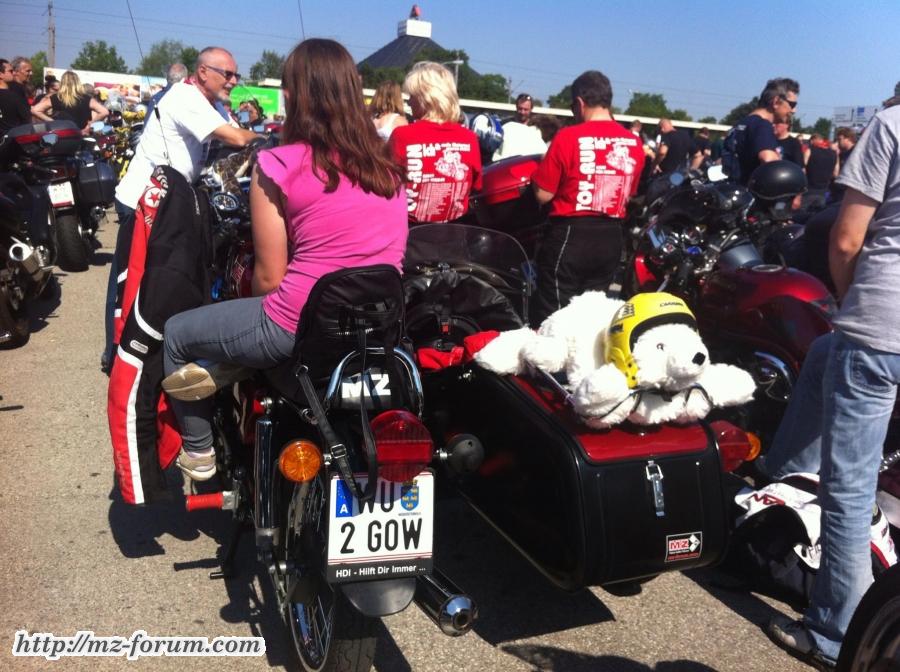 Am Parkplatz: eine MZ unter 4358 Bikes...