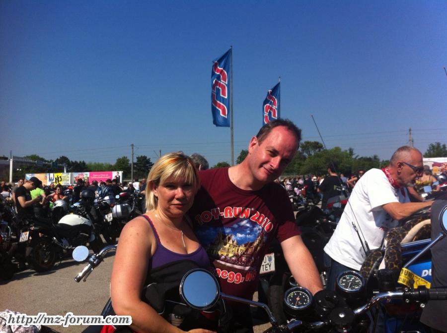 Am Parkplatz: eine MZ unter 4358 Bikes...
