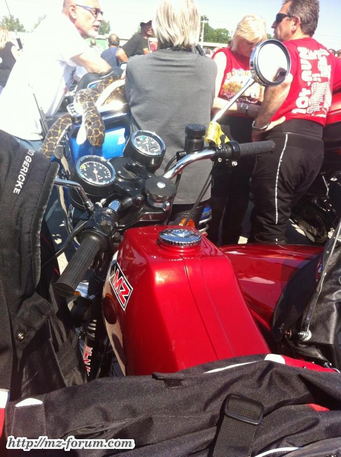 Am Parkplatz: eine MZ unter 4358 Bikes...