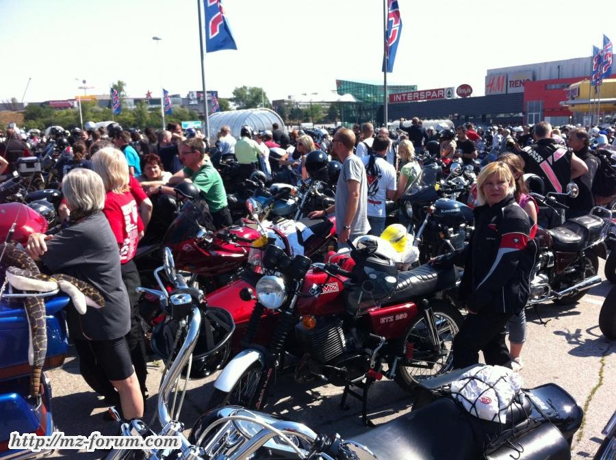 Am Parkplatz: eine MZ unter 4358 Bikes...