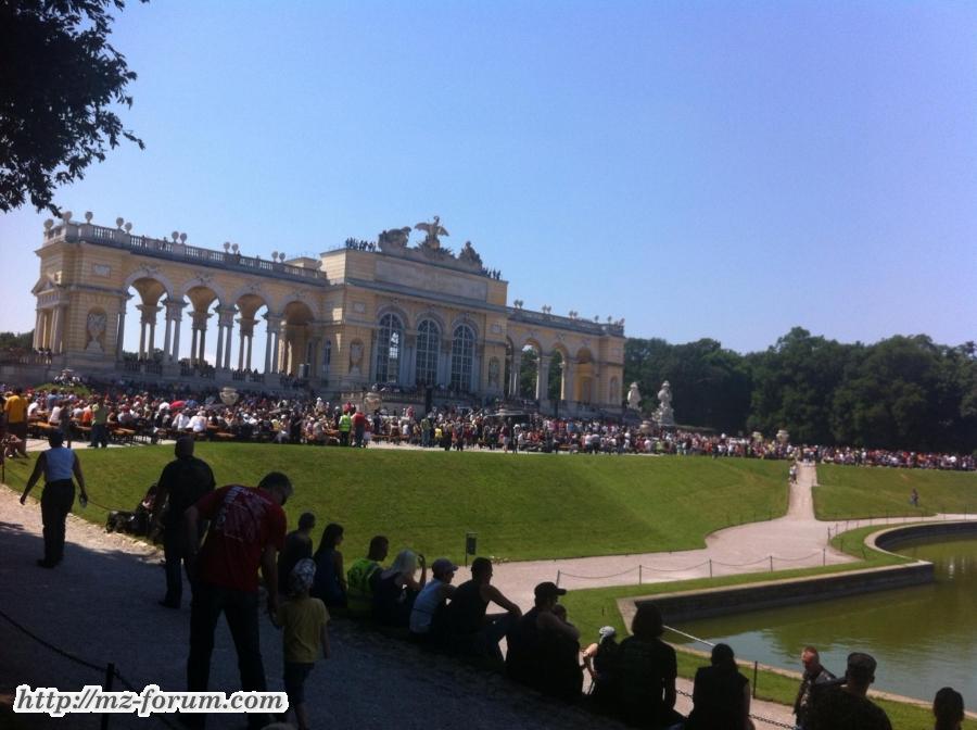 Der Festplatz: vor der Gloriette im Schloss Schönbrunn