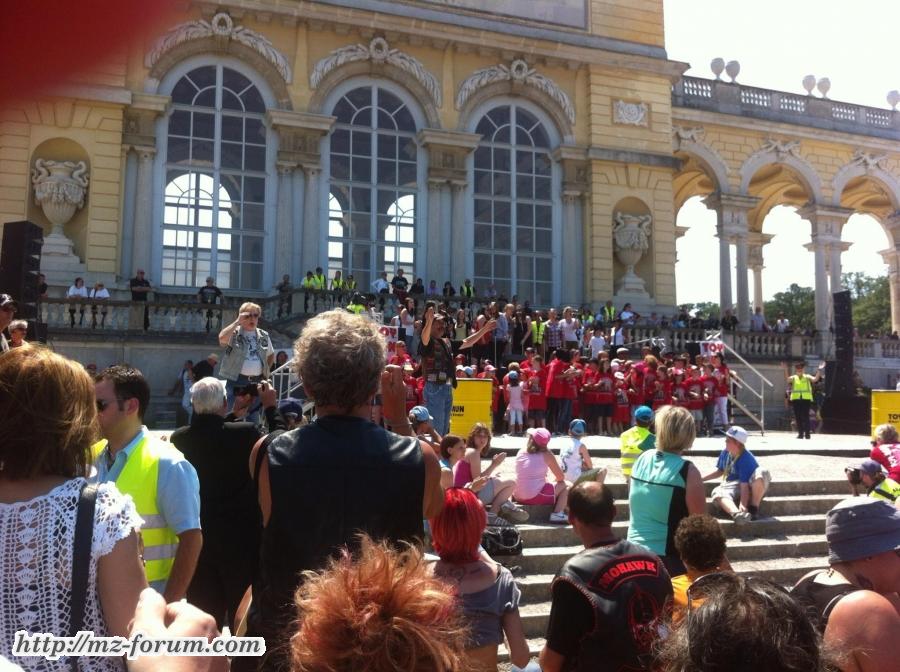 Der Festplatz: vor der Gloriette im Schloss Schönbrunn