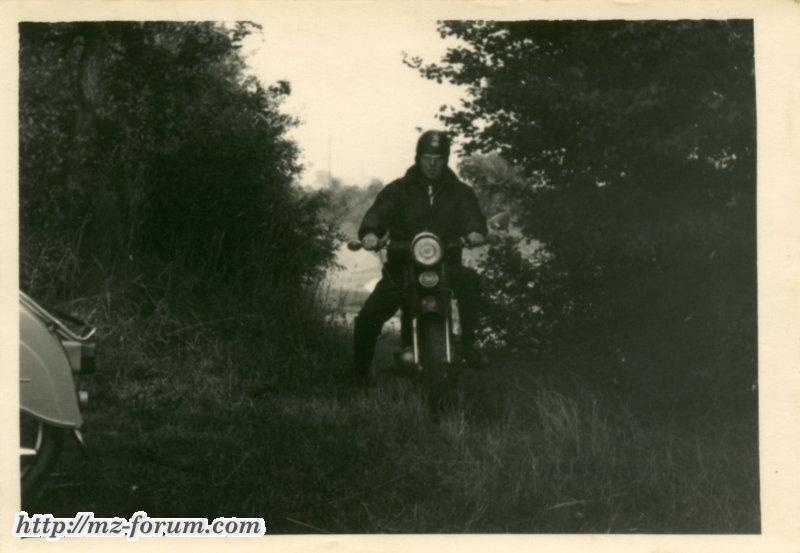 Alte Aufnahme einer Jawa 350