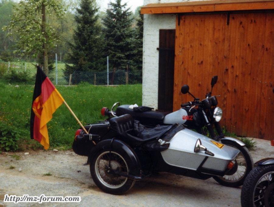 ETZ 250 SW 1990 mit Fahne