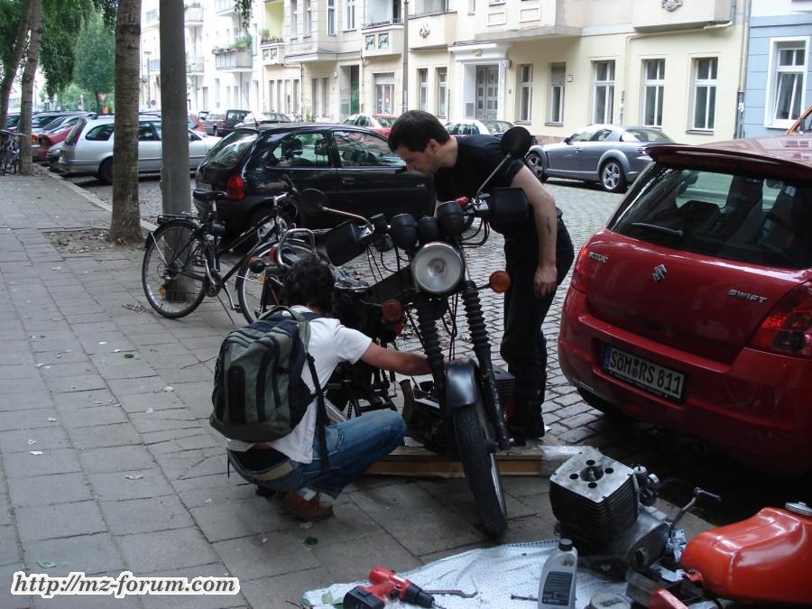 Motorwechsel geht leichter mit zufällig vorbeikommenden Passanten