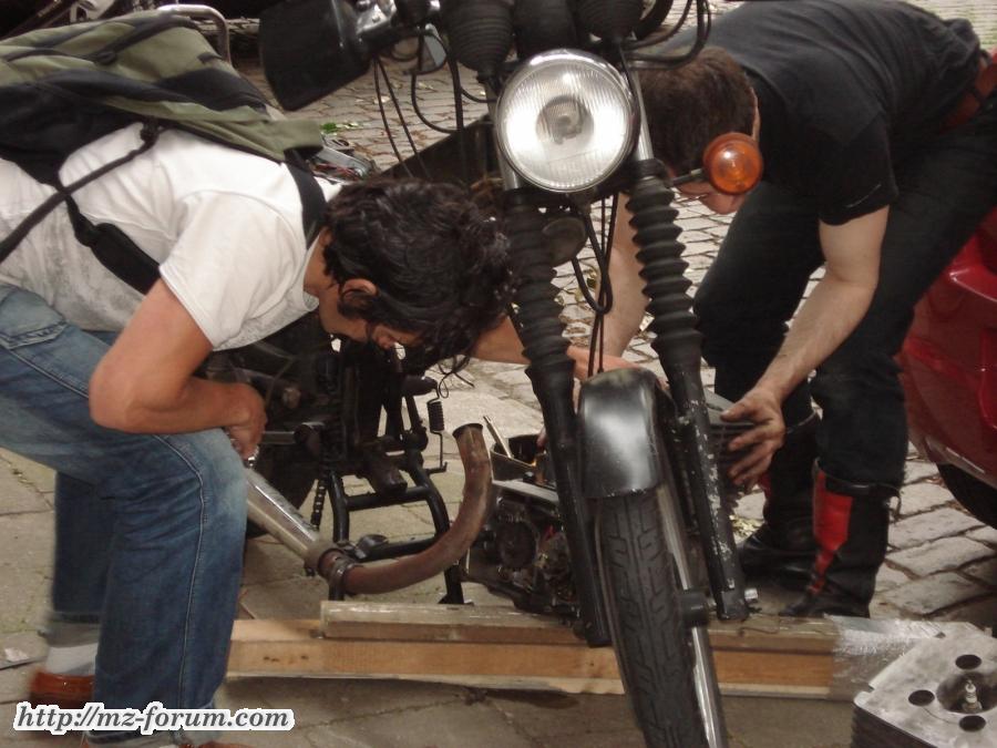 Motorwechsel geht leichter mit zufällig vorbeikommenden Passanten