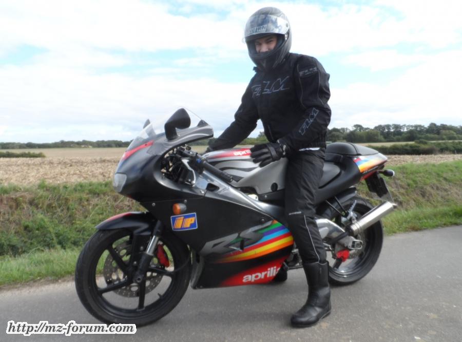 Aprilia RS 125 mit Sohnemann