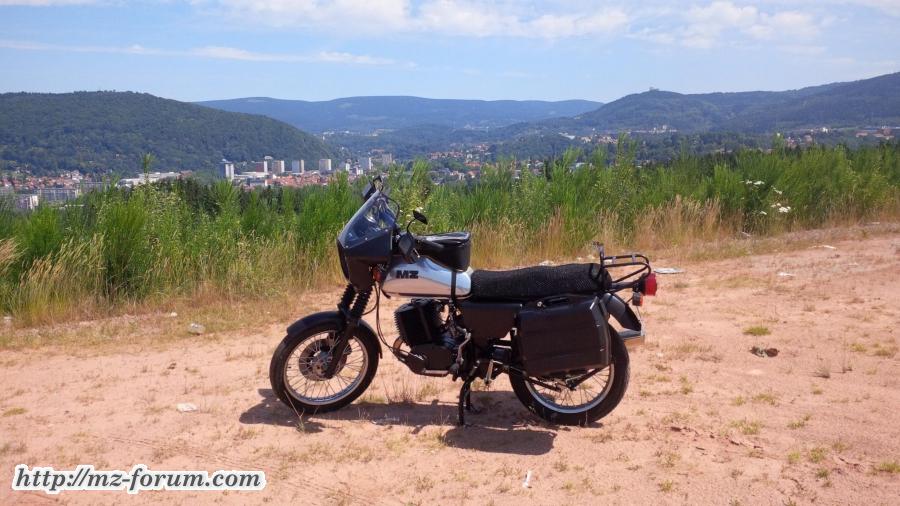 Meine ETZ 320 Touring über den Dächern der Stadt Suhl