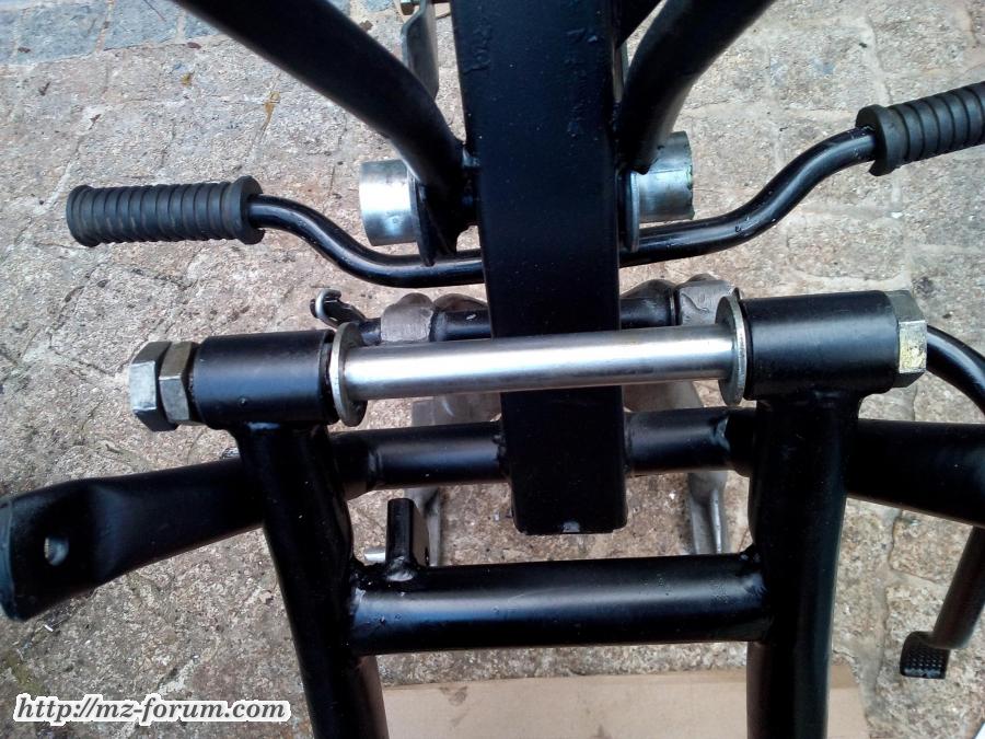 Hinterradschwinge einsetzen