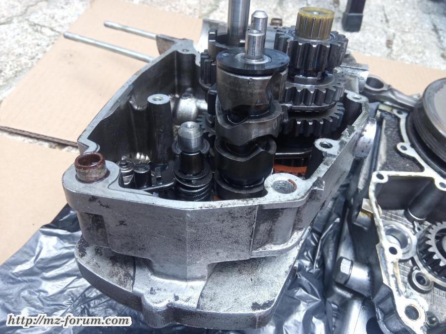 Kurbelwelle ausdrücken & rechte Gehäusehälfte abziehen: 3