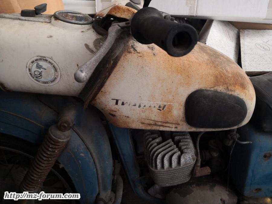 Seitenansicht Tank und Scheinwerfer