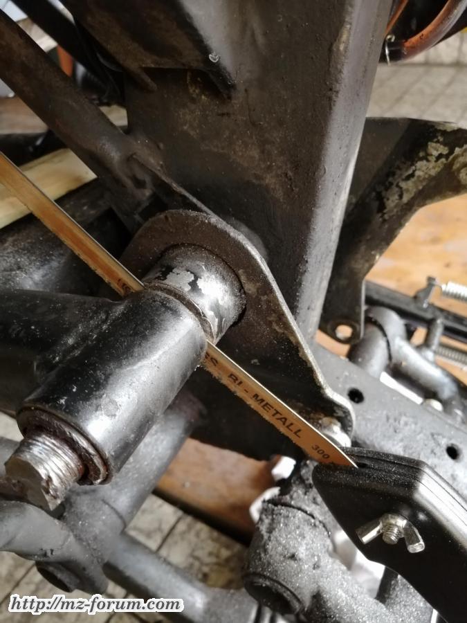 Schwingenlagerbolzen durchsägen