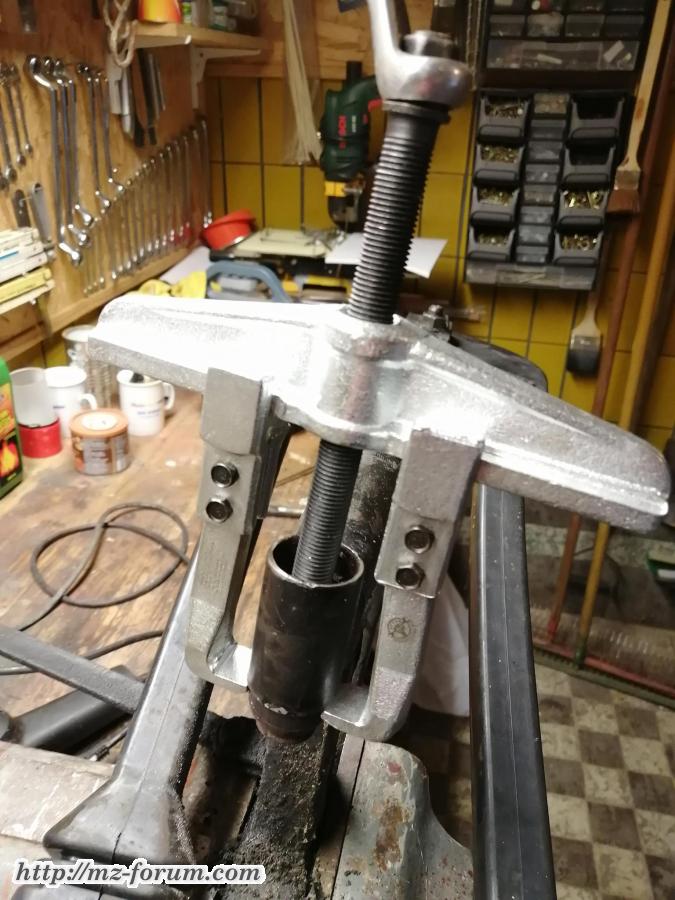 Schwingenbuchsen ausdrücken