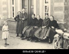 Nawka, Blasius: Frauen in der Hoyerswerdaer Tracht aus Spohla, 1960.07.31