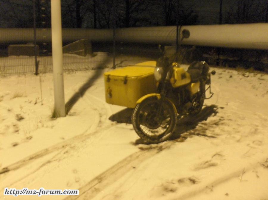 Winterfahrzeug in der Winternatriumdampfsonne