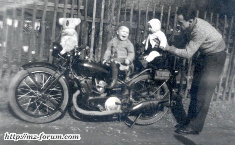 Opa in den 40ern mit seinem Mopped