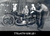 Opa in den 40ern mit seinem Mopped