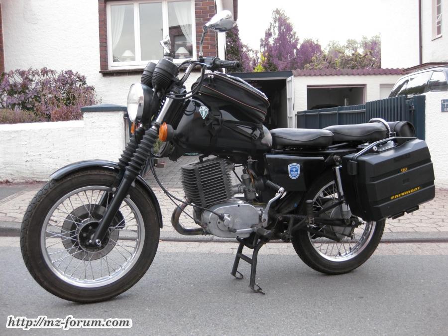 ETZ 250 schwarz mit Pneumant-Koffern