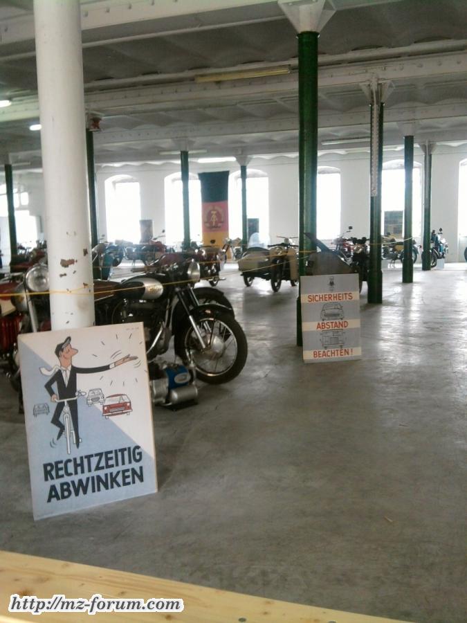 Man beachte die alten Fahrschul-Plakate