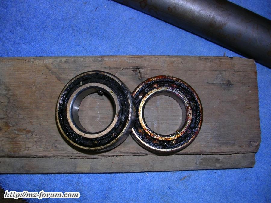 04/2009  Hier sind beide Lenkkopflager ausgebaut - Schrott!