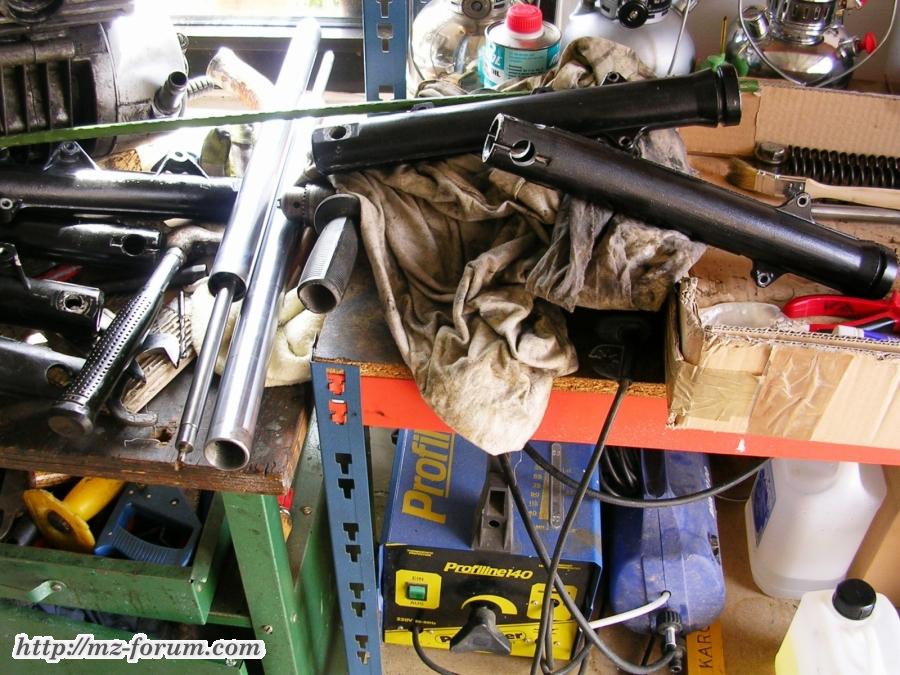04/2009  die Telegabel ist zerlegt und wird aufgearbeitet