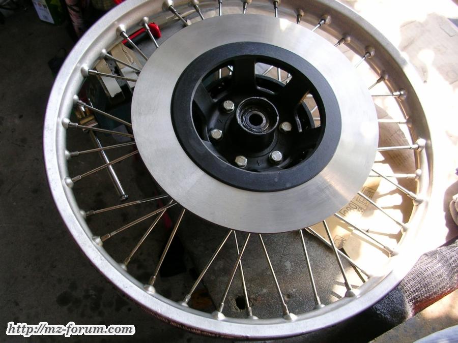04/2009 Vorderrad mit neuer Bremsscheibe