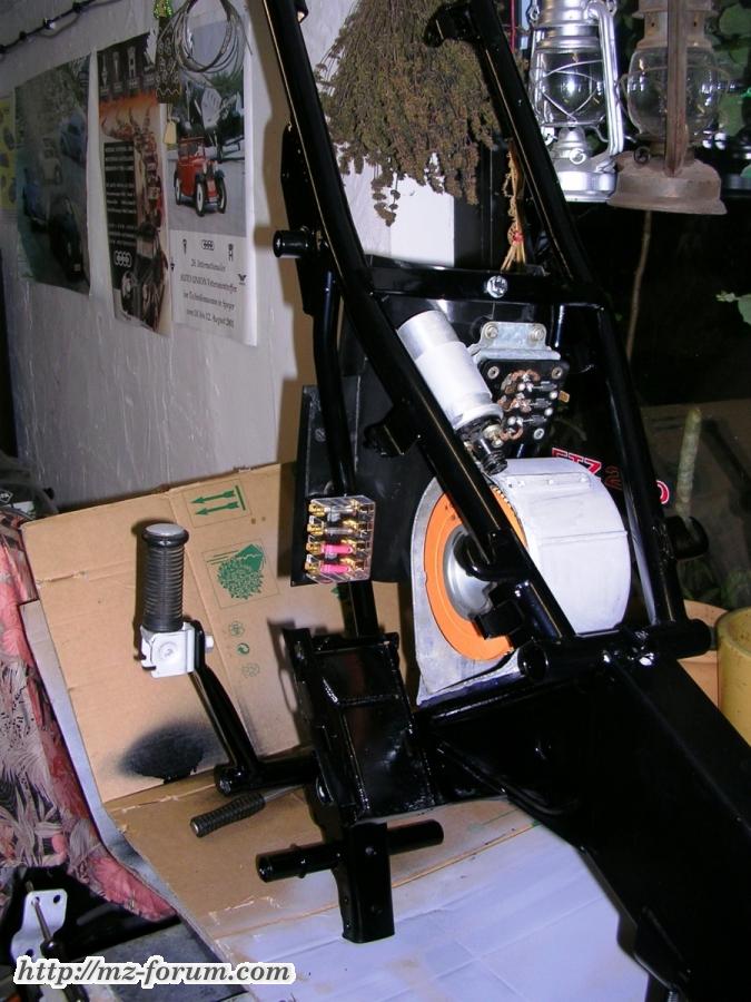 04/2009 der Rahmen wird bestückt - es geht gut voran