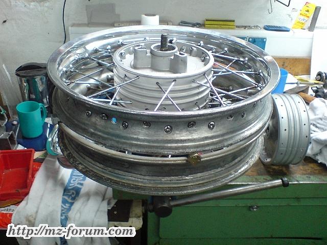 Einspeichen und grob vorzentrieren