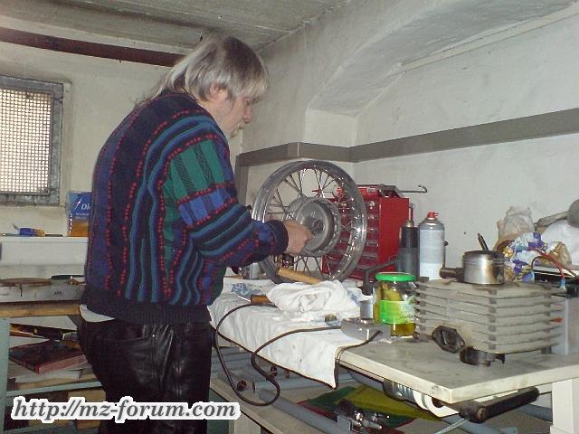 Hermann mit dem Problem der Distanzhülse