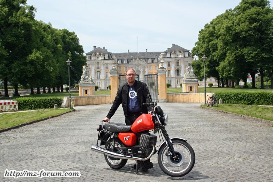 Mit mir vor dem Brühler Schloss